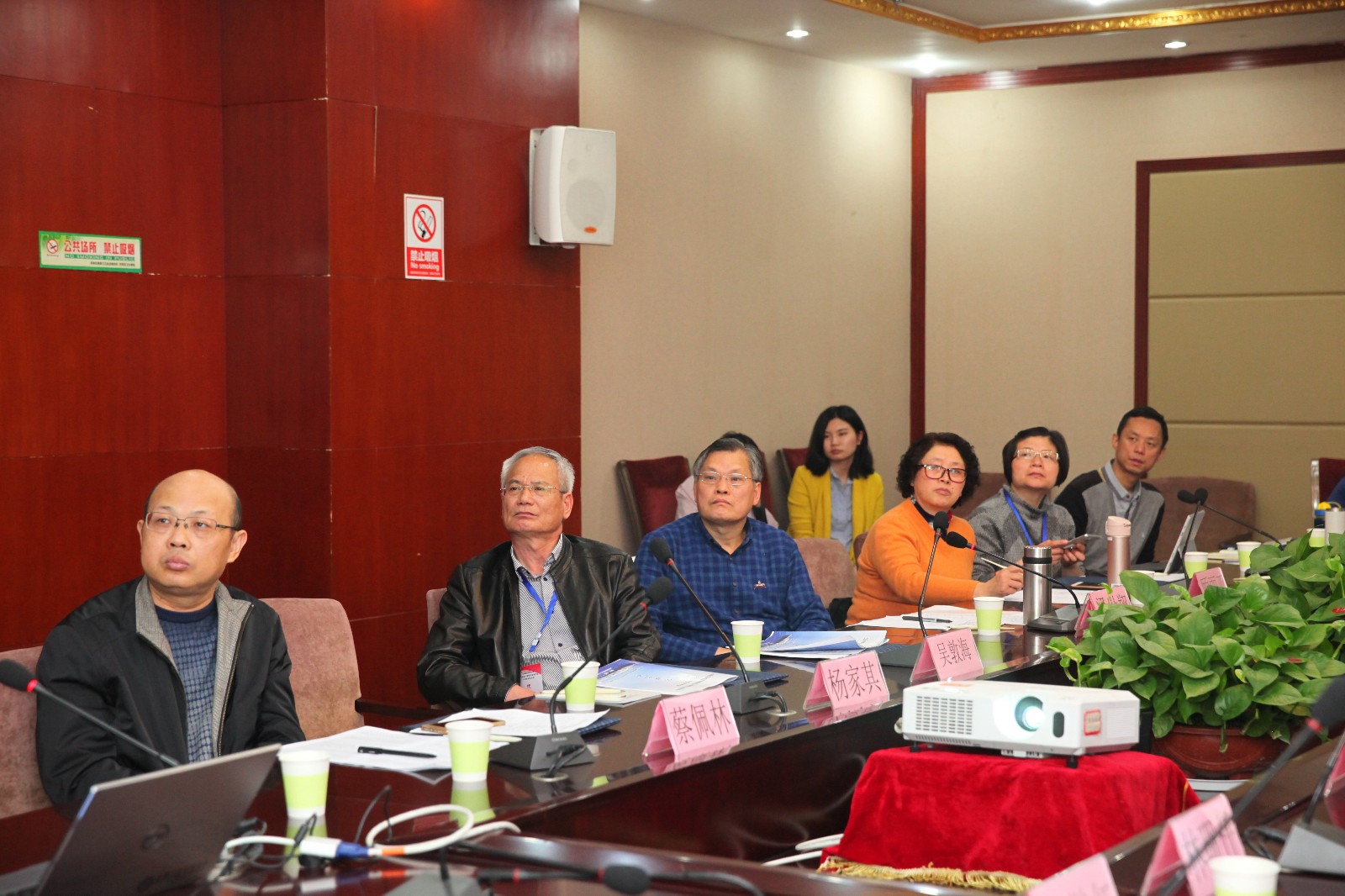 与会代表认真聆听.jpg