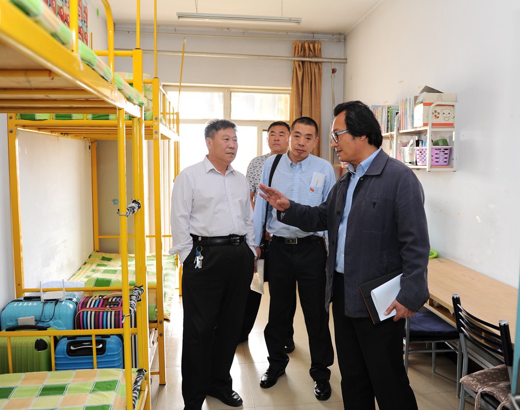 学院领导深入学生寝室检查创建工作.JPG