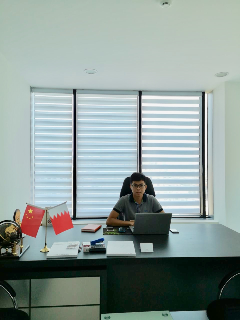 图为陆利雁在沙特的公司里办公。他的4家公司2018年营业额是1200多万沙币（折合人民币2.2亿），促进了我国与沙特国的经贸往来。.jpg