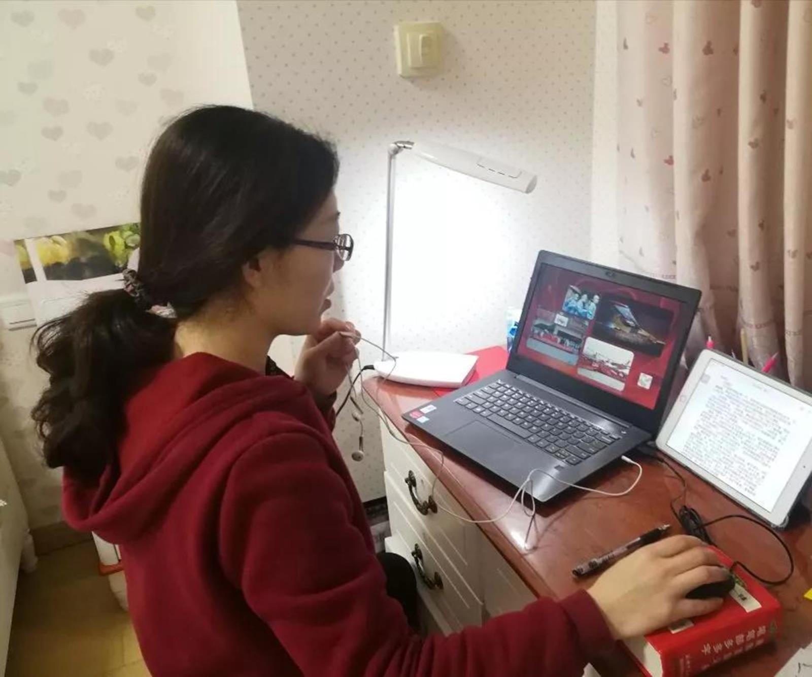 2老师在家录制“思政第一课”.jpg