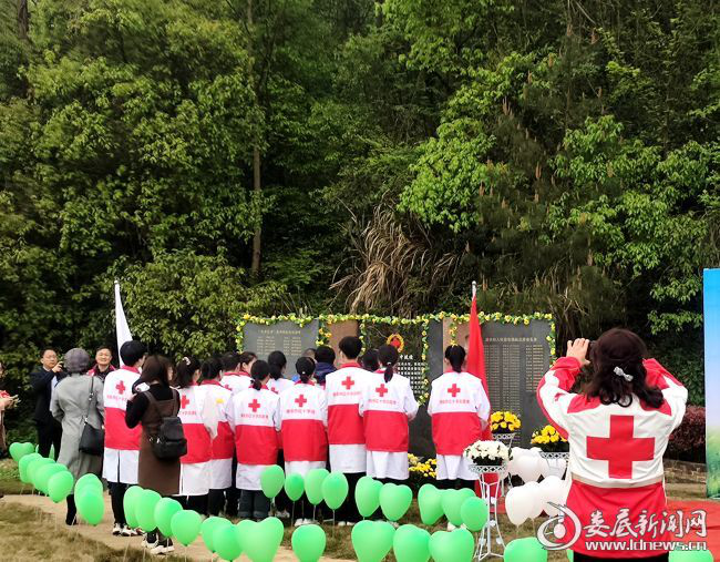 04-我校基础医学院院长刘永堂带领师生们向“无语良师”表示崇高的敬意.png