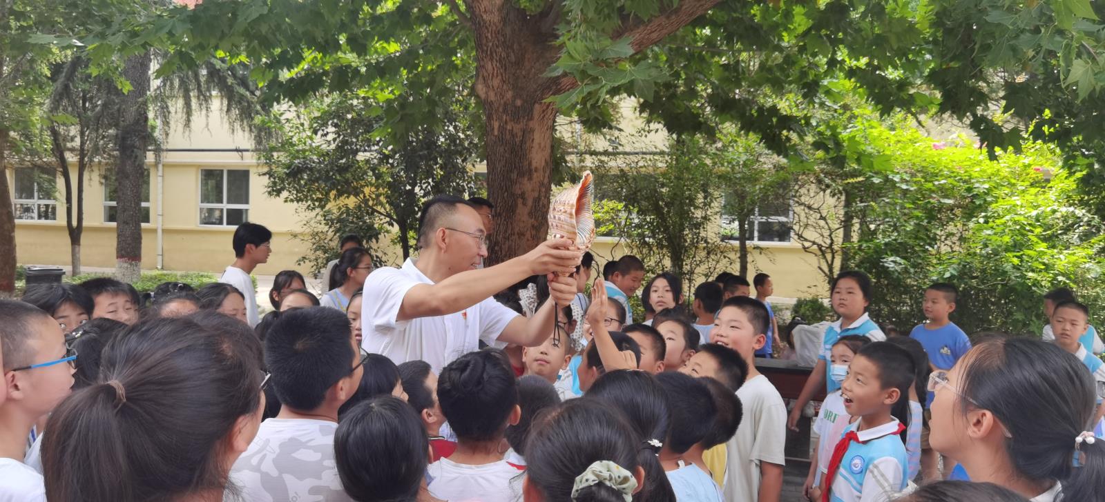 2李涛老师与学生课堂互动.jpg